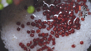 將炒好的食材和大米、紅豆一起放進電飯鍋煮。