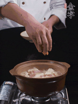 下蝦仁干，煮5分鐘。撒蒜葉，煮1分鐘。