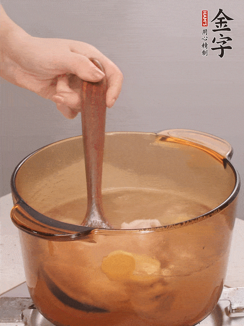 鴨腿冷水下鍋，加姜片、料酒焯水